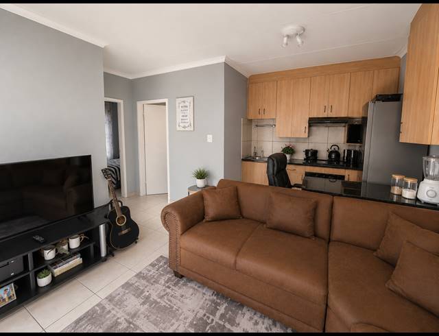 2 BEDROOM TOWNHOUSE FOR SALE IN STAALRUS
